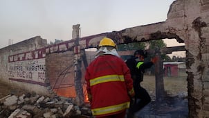 Estalla polvorín en Atlautla rumbo a Ozumba: fuego, explosiones y cierre de carretera alarman a vecinos