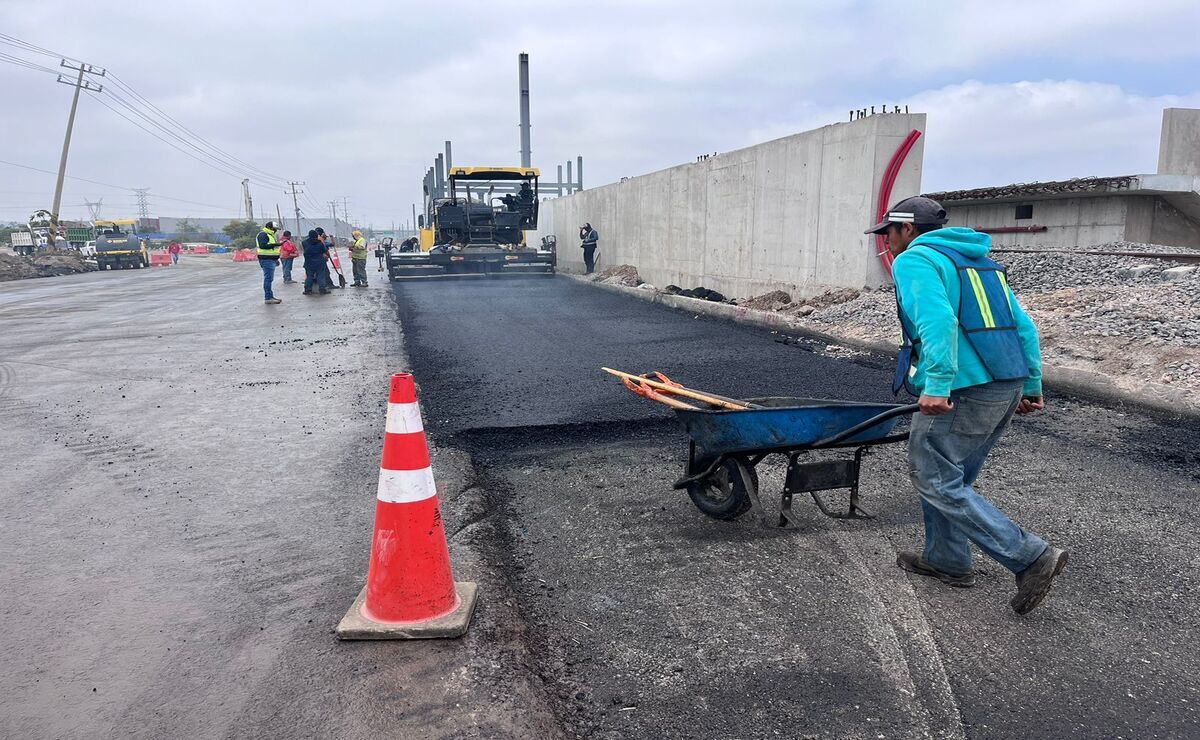 La SICT retomó las obras de pavimentación sobre la Avenida Recursos Hidráulicos Foto: Arturo Contreras