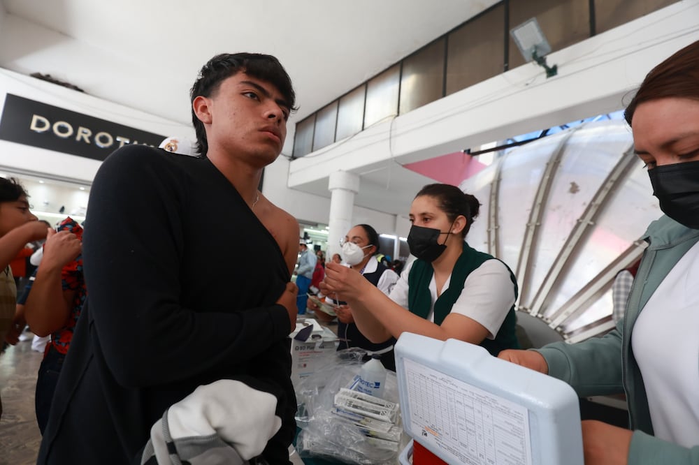 Personal del IMSS-Bienestar y la Secretaría de Salud trabajan a marchas forzadas para reponer el suministro en los 450 puntos del estado. Foto Alejandro Vargas / El Universal