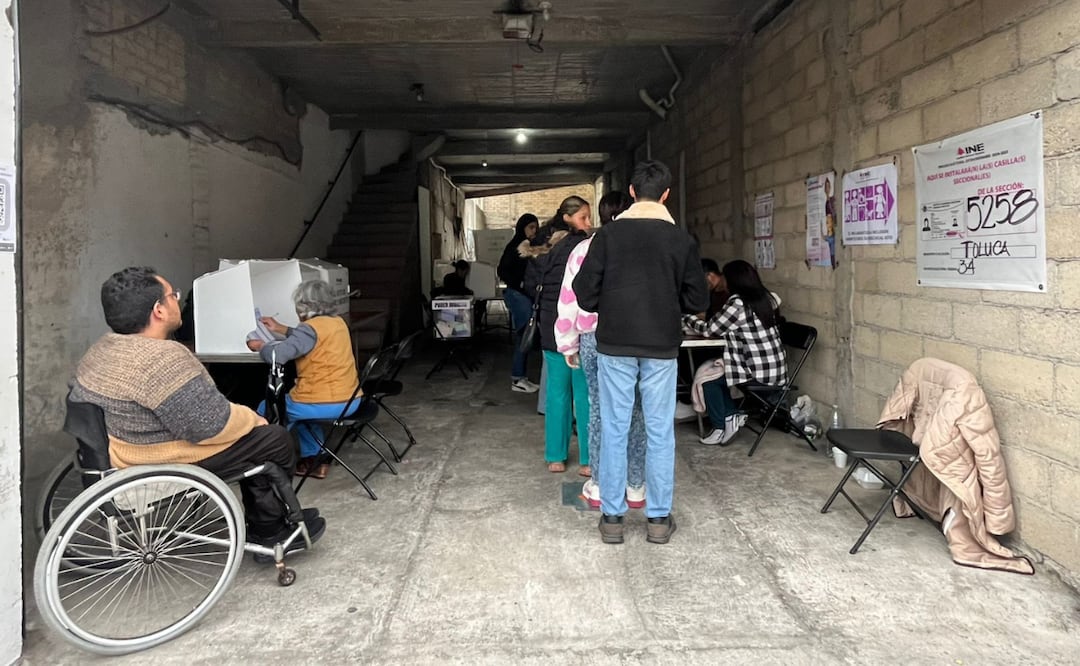 Ciudadanos en Villa Hogar enfrentaron dificultades por la letra pequeña y la poca luz en las boletas de la elección judicial. Foto: Karen Aldama