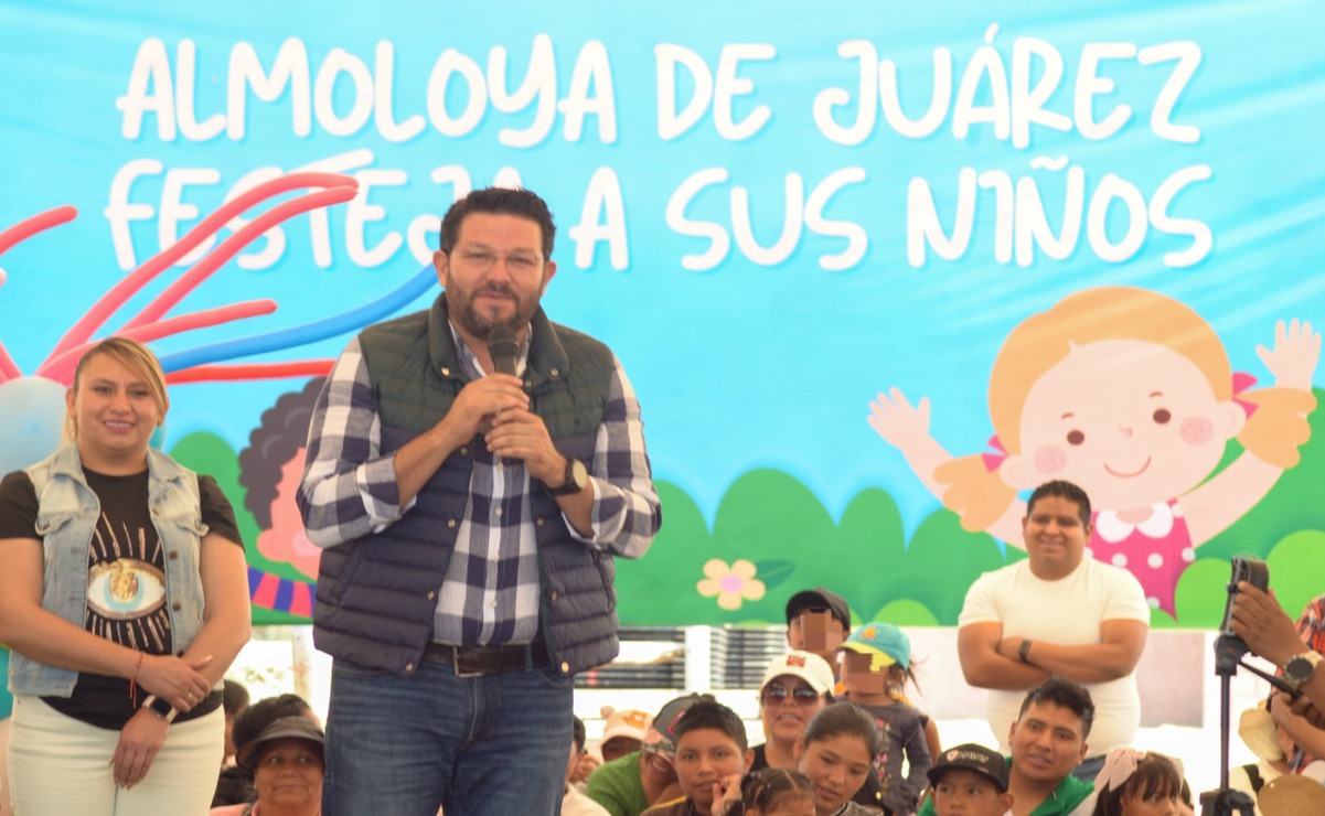 En un ambiente de alegría y convivencia familiar, el alcalde de Almoloya de Juárez, Adolfo Solis Gómez, junto a regidoras y regidores del Ayuntamiento, entregó más de mil juguetes / Foto: Especial