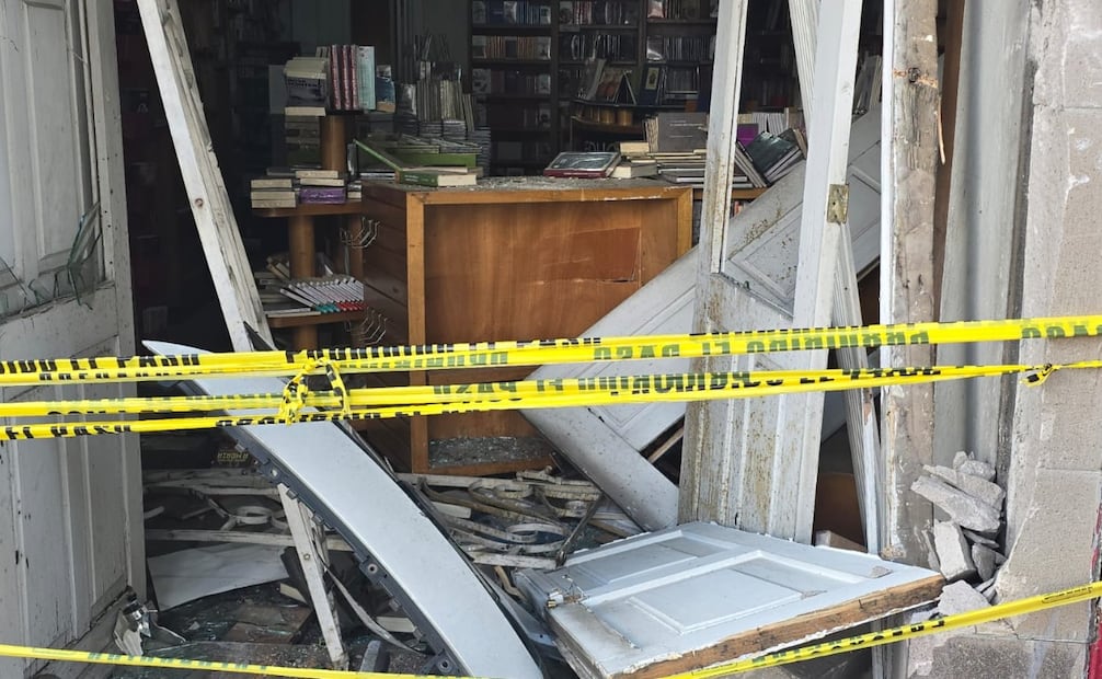Así quedó la fachada de la librería del Fondo de Cultura Económica tras el fuerte choque registrado este lunes en Toluca. Foto Alma Rodríguez / El Universal