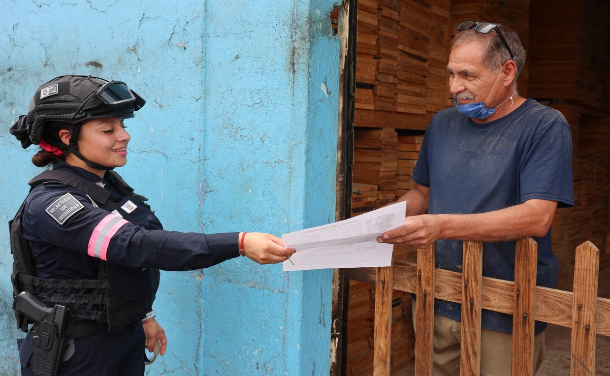 Elementos de la Policía de Género apoyan en la distribución de boletines en diversas colonias / Foto: Especial