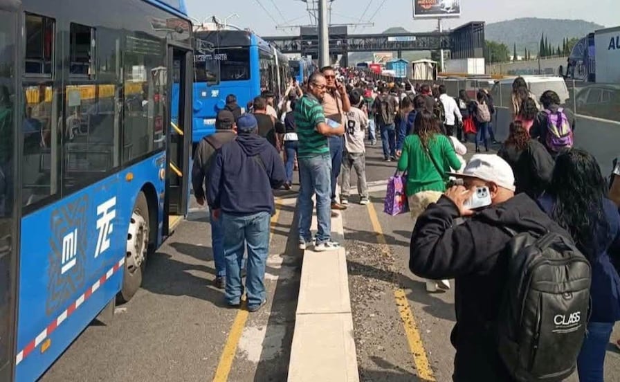 Transportistas cierran la México-Puebla para exigir seguridad contra banda delictiva
