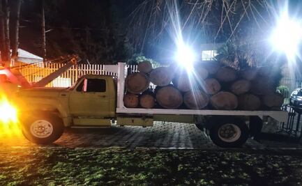 Pobladores de Tenango del Valle retienen a dos personas y un camión con madera