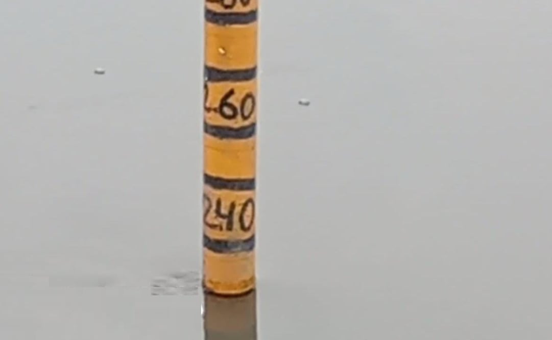 El agua es desfogada a un ritmo promedio de 20 centímetros por hora para mantener el margen de seguridad de la regleta. Foto Especial