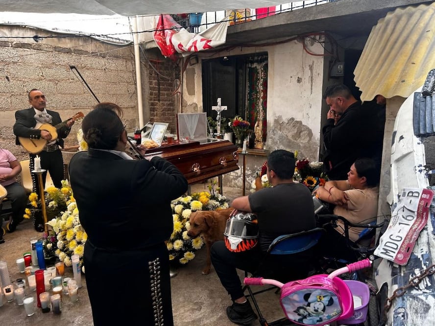 Familiares y amigos velan a César Aristeo en Guadalupe Victoria; sus restos serán trasladados a Huajuapan de León, Oaxaca. Foto Especial