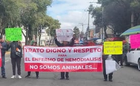 Pacientes del IMSS bloquean vialidad en Naucalpan por cambio de sede en hemodiálisis