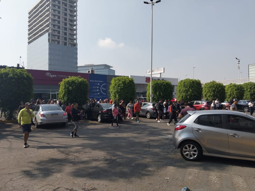 Centros comerciales y unidades habitacionales fueron evacuados tras la activación de la alerta sísmica, está mañana en Atizapán de Zaragoza. Foto: Gisela González