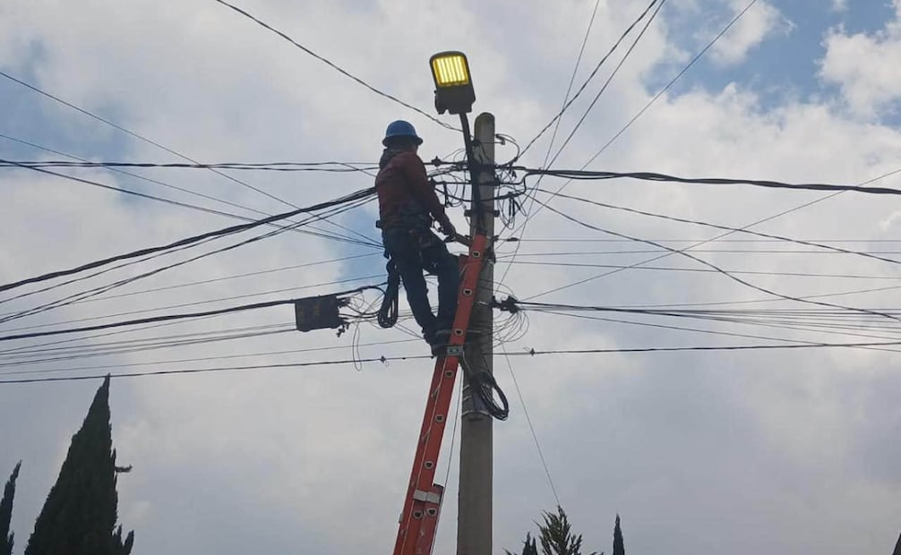 Nuevas luminarias LED fueron colocadas en comunidades como San Pablo Autopan, Santiago Tlacotepec y Cacalomacán. Foto especial