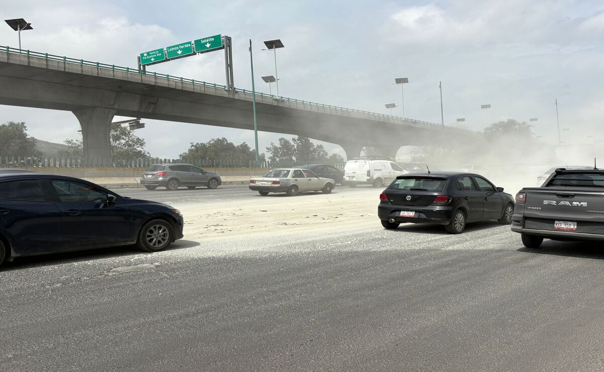 Un camión que transportaba costales de cemento tiró parte de la carga en la carretera México-Querétaro. Foto: Foto: Arturo Contreras / El Universal Estado de México