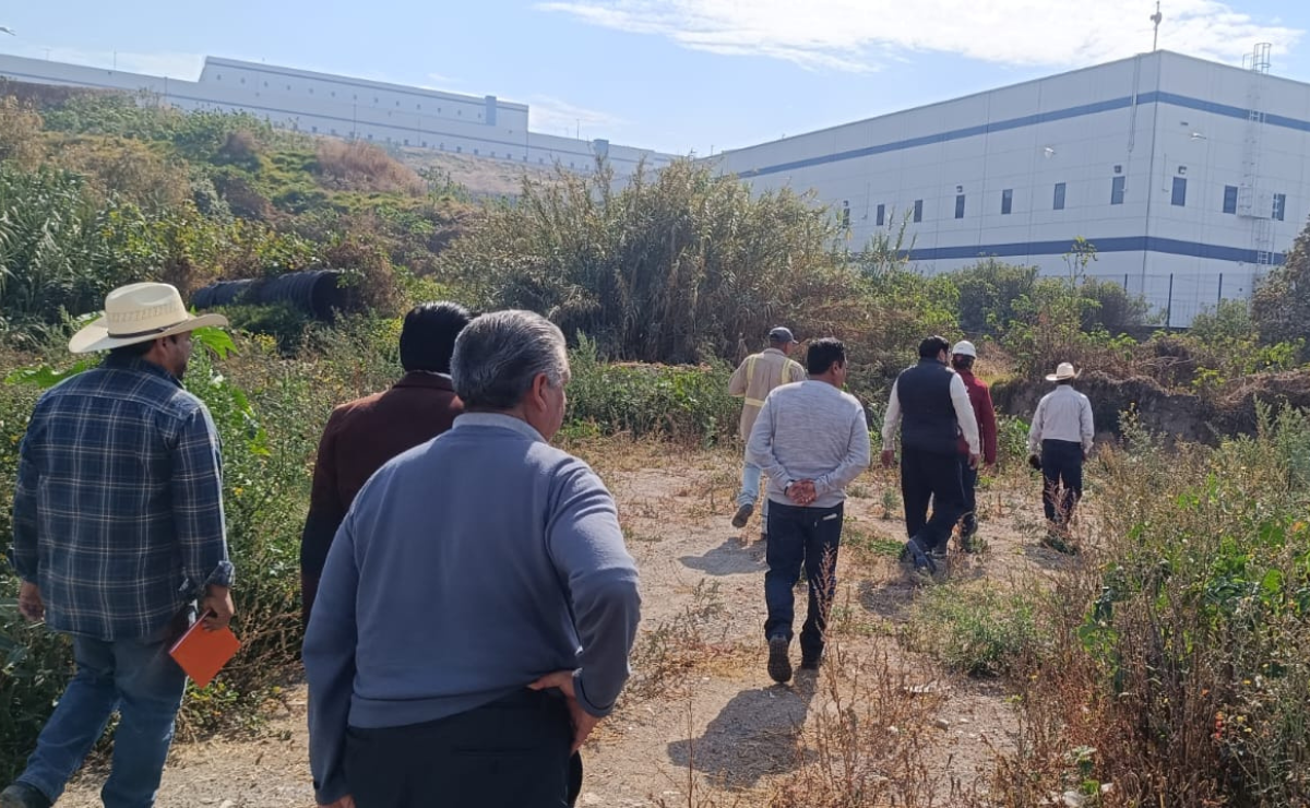 Equipos de limpieza retiran residuos y vegetación acuática de la presa El Ángulo, mejorando su capacidad de almacenamiento. Foto: Especial