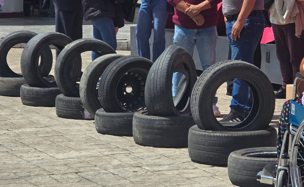 Manifestantes señalaron que el presupuesto destinado a artistas en la Feria del Alfeñique podría utilizarse para tapar miles de baches en el municipio. Foto Alma Rodríguez / El Universal