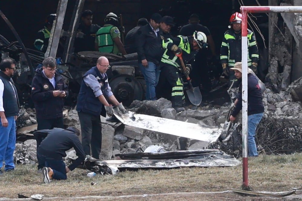 Binomios caninos de la Marina trabajan entre los restos del fuselaje para localizar indicios adicionales en la zona del impacto. Foto Alejandro Vargas / El Universal