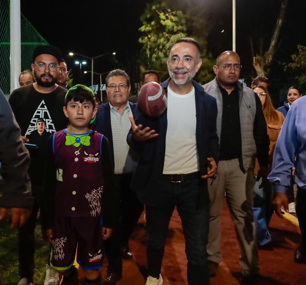 Remozadas canchas de fútbol, basquetbol, trotapista, espacio infantil y más, fueron las acciones que recibieron los habitantes que agradecieron. Foto: especial