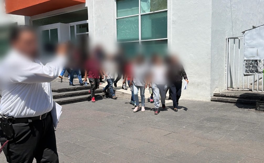 Elementos de la policía municipal durante la intervención que permitió rescatar a las dos mujeres retenidas. Foto Especial