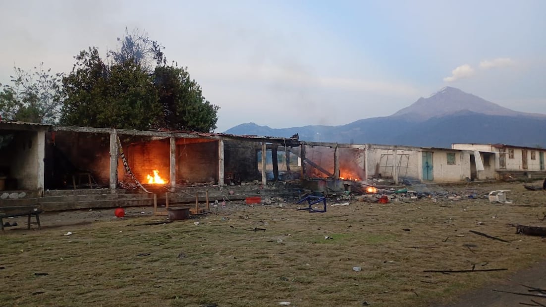 Elementos de emergencia acordonaron la zona tras múltiples detonaciones. Foto Especial