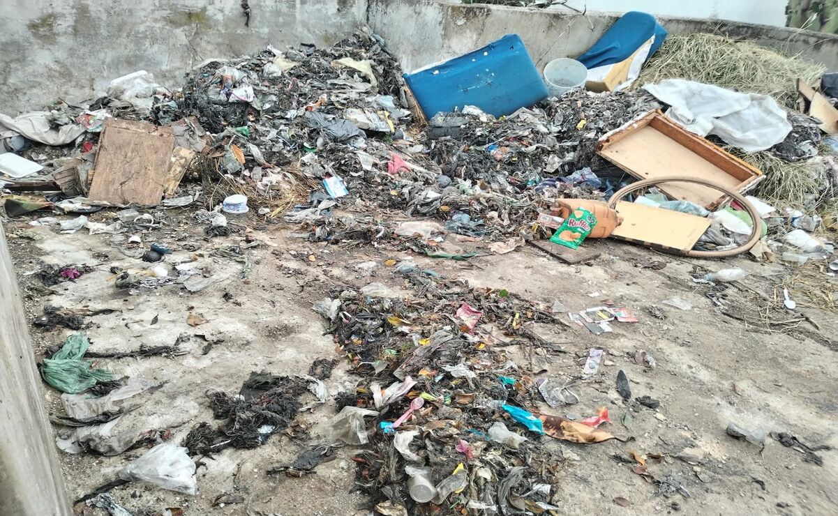 El cárcamo tiene una rejilla que se baja al drenaje y durante algunos minutos junta la basura que llevan las aguas residuales / Foto: Especial
