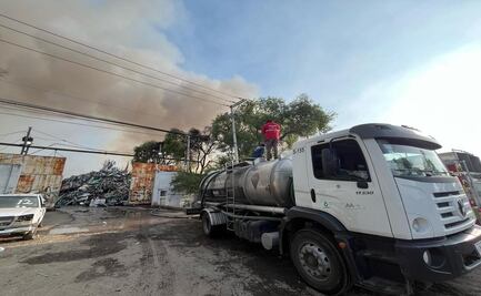 Controlan al 75% incendio en depósito de desperdicios industriales en Xonacatlán