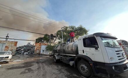 Controlan al 75% incendio en depósito de desperdicios industriales en Xonacatlán