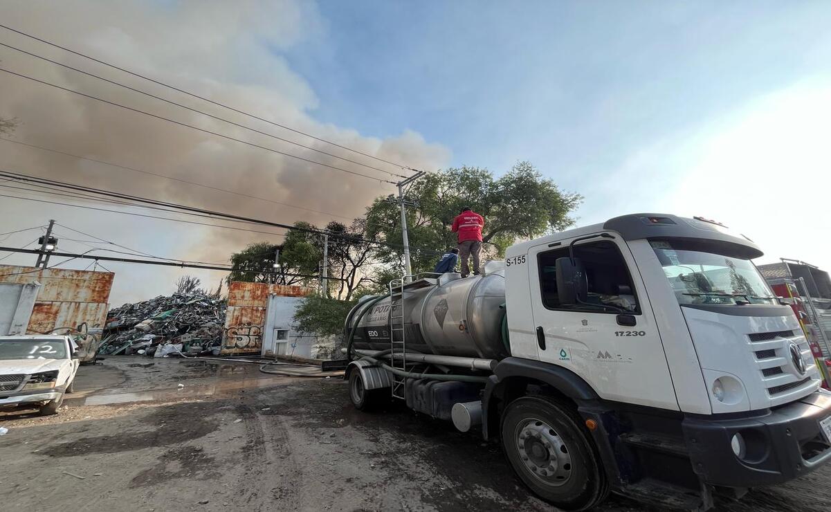 Controlan al 75% incendio en depósito de desperdicios industriales en Xonacatlán