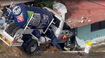 Pipa de gas se incrusta en casa de Naucalpan; cuerpos de emergencia acordonan la zona