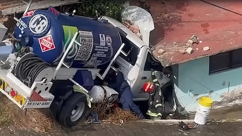 Pipa de gas se incrusta en casa de Naucalpan; cuerpos de emergencia acordonan la zona