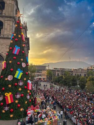 Celebran el Día de Reyes con espectacular desfile en Toluca