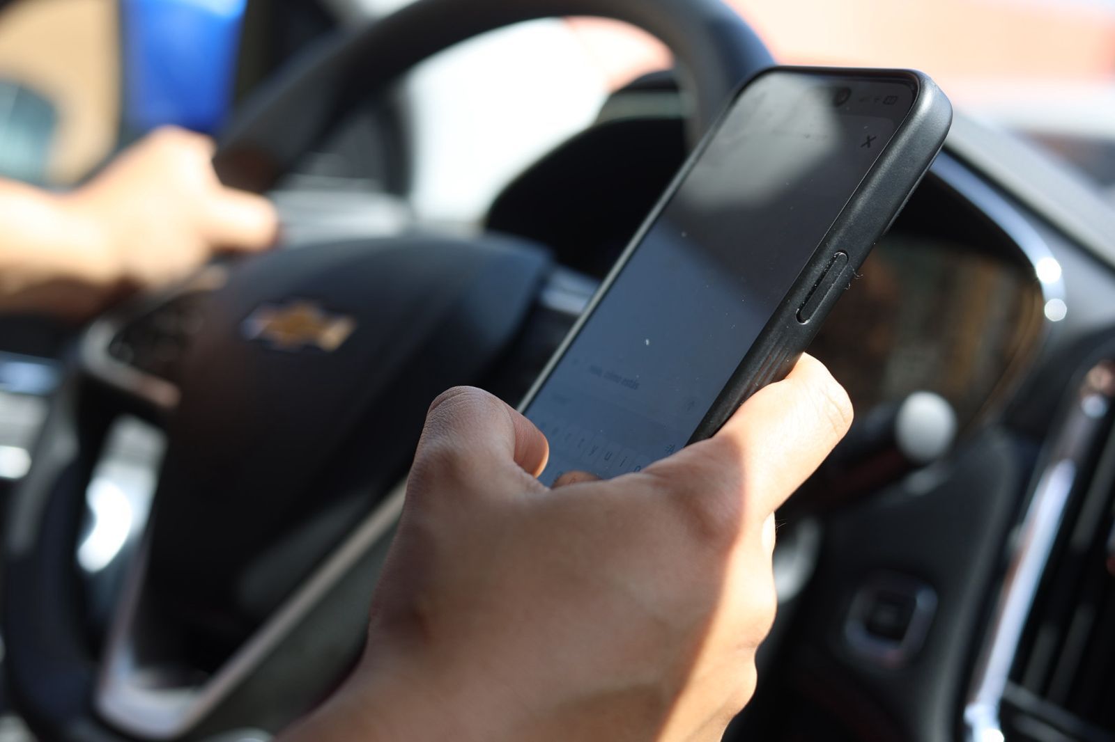 Las y los conductores tiene prohibido el uso de aparatos tecnológicos que sirvan como distractores.