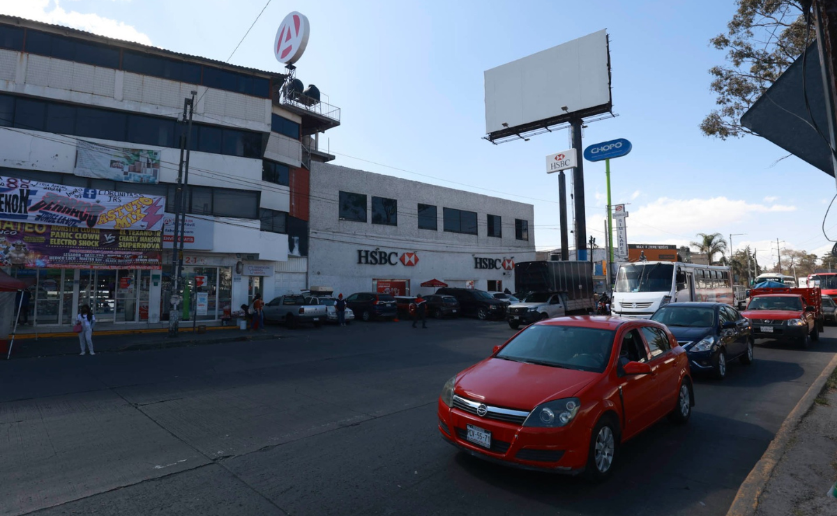 Operadores de taxis piratas esperan a sus clientes en Paseo Tollocan, obstruyendo el paso y afectando el servicio de transporte público. Foto: Alejandro Vargas