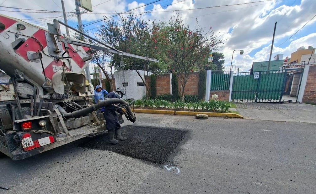 El alcalde Fernando Flores supervisa los trabajos de "Sinba", programa que ya superó la meta inicial de 8 mil baches. Foto Especial