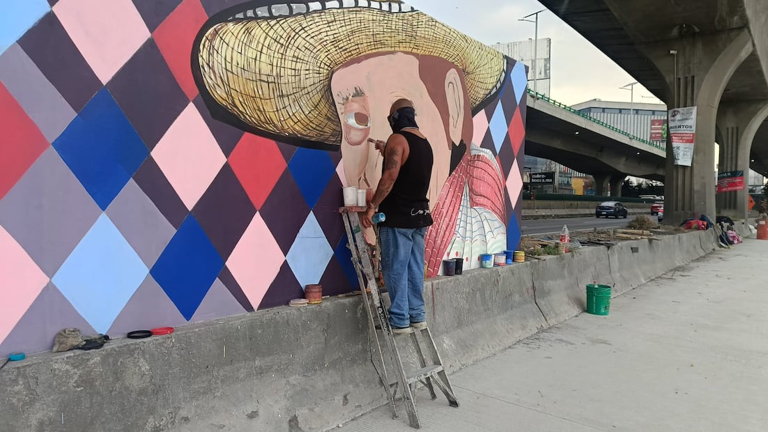El mural plasma a una familia —abuelos, padres e hijos— simbolizando el esfuerzo de quienes llegaron de otros estados para construir el Naucalpan industrial. Foto Gisela González / El Universal