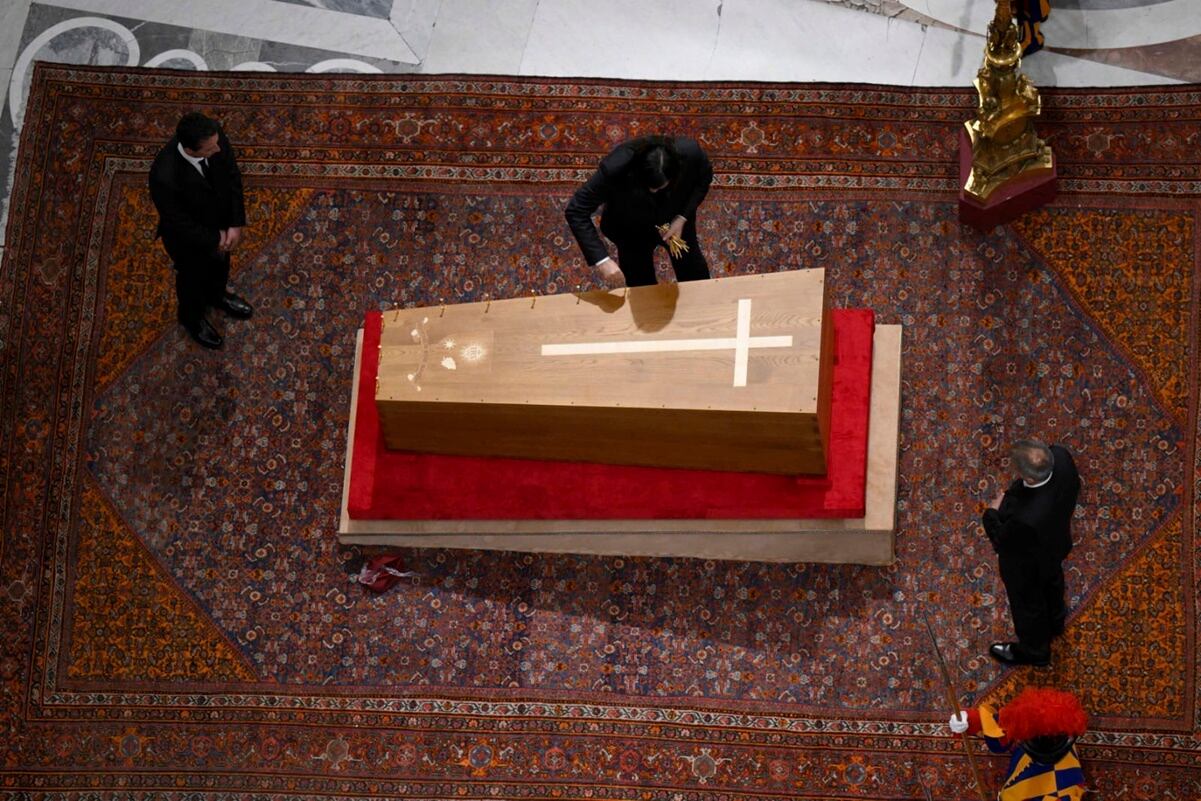 Cierre del féretro con el cuerpo del papa Francisco en la Basílica de San Pedro del Vaticano.  Foto: AP