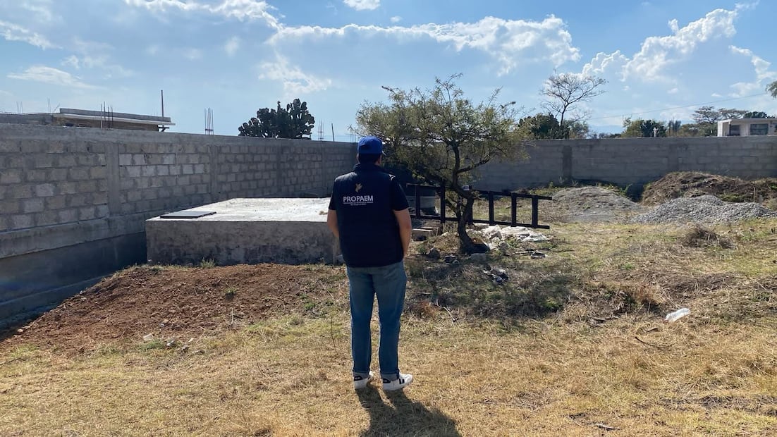 El predio de 250 metros cuadrados fue invadido con montículos de materiales como grava, arena y tabique, dañando la Sierra de Tepotzotlán. Foto Especial