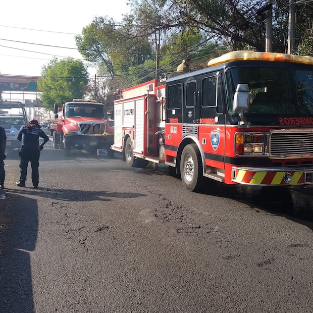 La zona fue asegurada mientras se realizaban las labores de enfriamiento y se retiraba la unidad siniestrada. Foto: especial