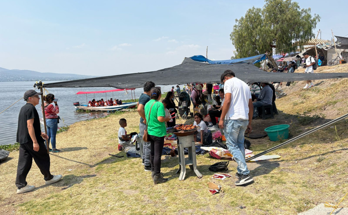Visitantes instalaron sus carpas y sillas para disfrutar de un día de campo en la Laguna de Zumpango. Foto: Arturo Contreras