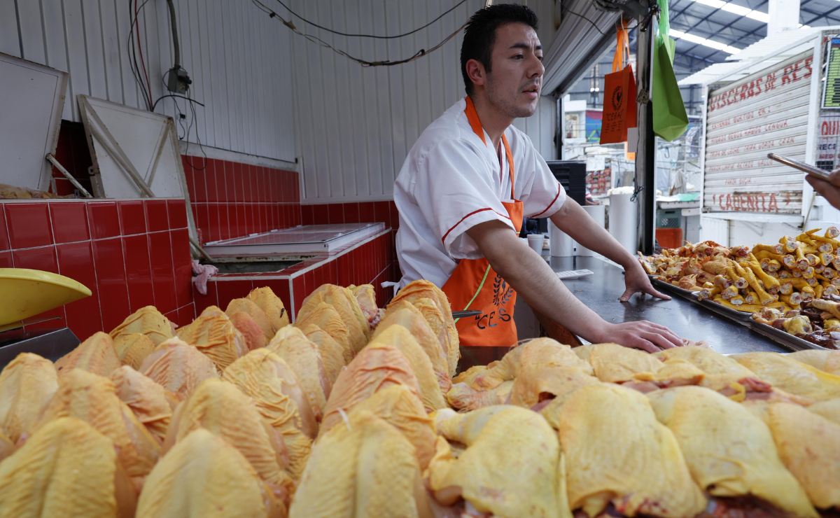 Familias de Toluca reducen la cantidad de pollo que compran ante el aumento de precios durante la Cuaresma. Foto: Arturo Hernández