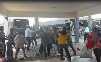 Video: Usuarios y choferes se enfrentan con tubos y cinturones en la Terminal de Ixtlahuaca