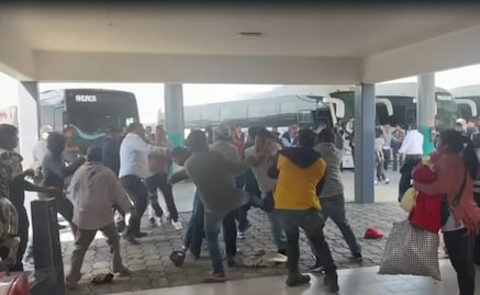 Video: Usuarios y choferes se enfrentan con tubos y cinturones en la Terminal de Ixtlahuaca