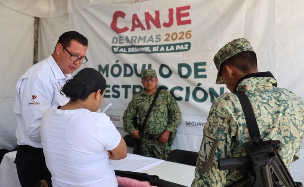A través de un tabulador oficial, ciudadanos reciben dinero en efectivo a cambio de entregar armas de fuego de manera voluntaria. Foto Especial