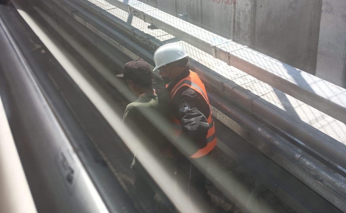 Trabajadores de seguridad de "El Insurgente" lo bajaron para ser trasladado ante la autoridad correspondiente / Foto Especial