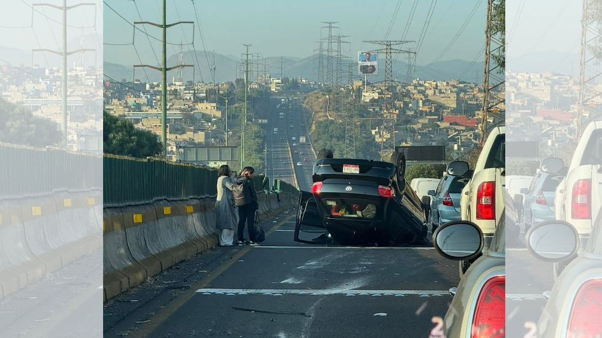 La volcadura de este vehículo compacto en la Chamapa-Lechería provocó largas filas en la autopista de cuota, a la altura de Cuautitlán Izcalli.