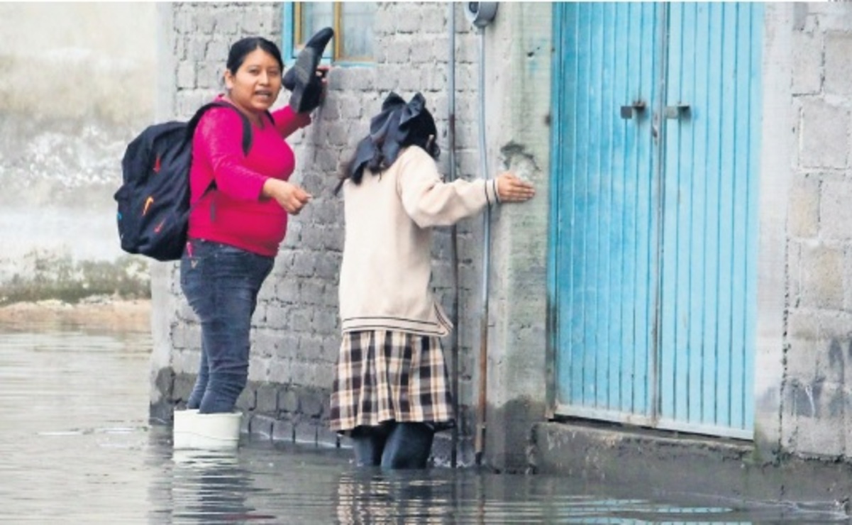 Continúan las clases en Chalco en medio de agua sucia