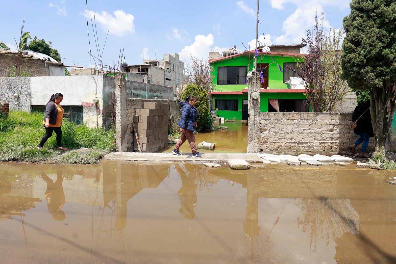 Algunas tuberías y coladeras se han llenado de aguas negras, otras se han fisurado y la mayoría están al tope por lo que las calles están inundadas.