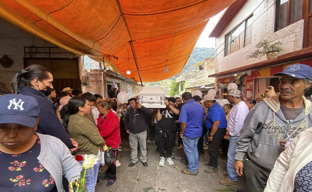 Pobladores de San Pedro Zictepec acompañaron a su última morada al pequeño Toñito de 9 años. Foto: Alejandro Vargas / El Universal Estado de México
