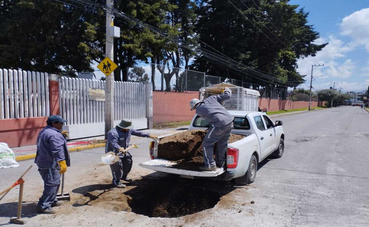 Una brigada de Atención Inmediata del Organismo Agua y Saneamiento de Toluca, realizó trabajos para tapar el boquete. Foto: Especial