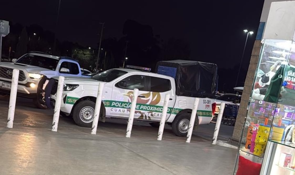 Paramédicos de Protección Civil brindaron auxilio inmediato al lesionado antes de su traslado de emergencia a un hospital en Naucalpan.