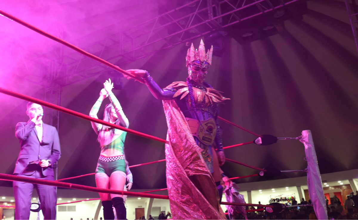 Lady Shani se prepara para desafiar al público y reafirmar la importancia de la máscara en la lucha libre mexicana ante la llegada de la WWE. Foto: Roberto Guerrero