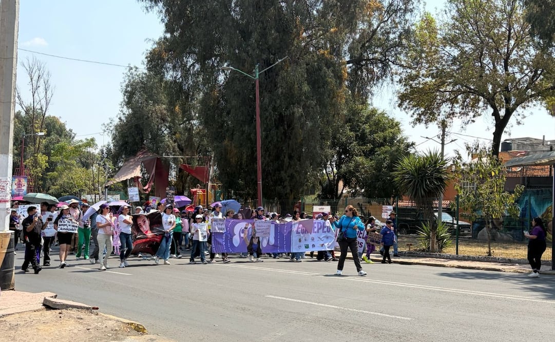 El contingente denunció que la escasez de agua en Ecatepec es una forma de violencia que afecta la educación y salud de las niñas. Foto Especial