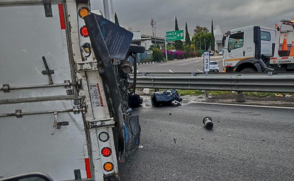 La unidad quedó tendida de costado sobre el asfalto tras la volcadura registrada en Ixtapaluca. Foto especial